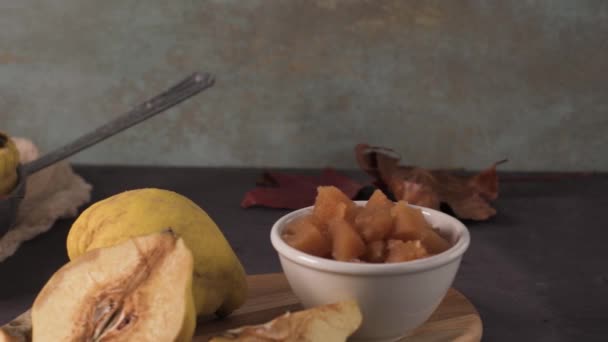 Quittenfrüchte Und Marmelade Einer Keramikschale Auf Der Tischplatte — Stockvideo
