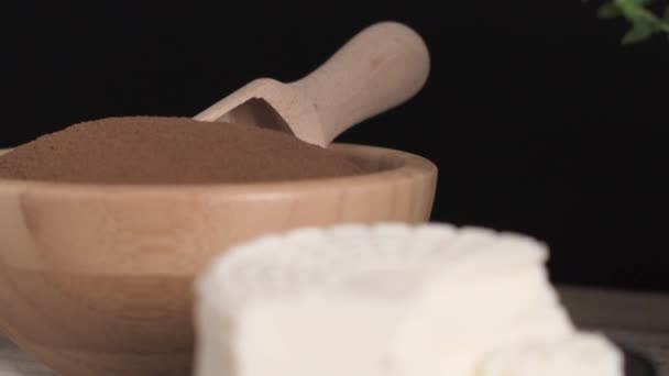 Pão Malte Farinha Pão Queijo Cremoso Mesa Madeira Rústica — Vídeo de Stock