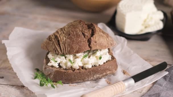 Pão Pão Malte Com Queijo Cremoso Mesa Madeira Rústica — Vídeo de Stock