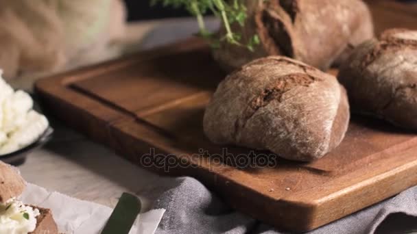 Βύνη Καρβέλι Ψωμί Κρεμώδες Τυρί Ρουστίκ Ξύλινα Πίνακα — Αρχείο Βίντεο