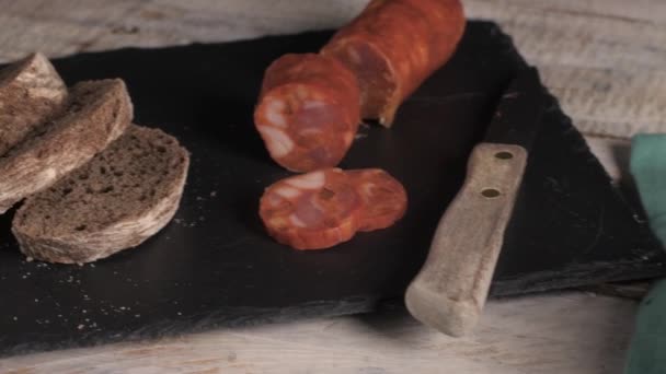 Malt Limpa Bröd Och Chorizo Skivor Bord — Stockvideo