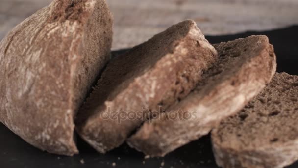 Słód Bochenek Chleba Chorizo Plastry Stole — Wideo stockowe
