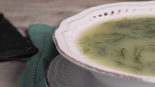 ポルトガル料理で人気のスープをカルド ヴェルデ カルド ヴェルデの伝統的な材料はジャガイモ コラード グリーン オリーブオイル 塩です 追加のニンニクまたは玉ねぎを追加することができる — ストック動画