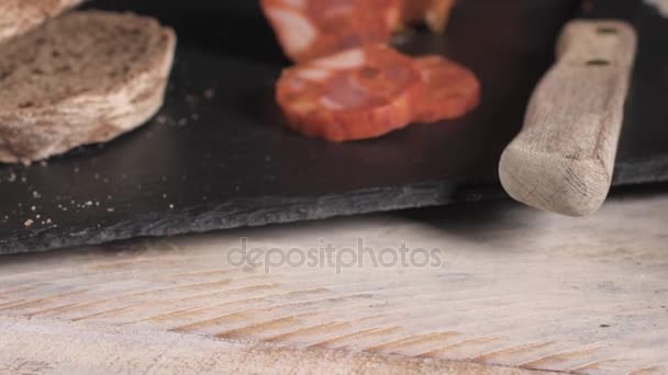 テーブルの上スライスの麦芽パン パンとチョリソ — ストック動画