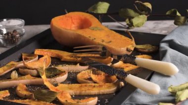 Bir dökme demir tavada rustik kavrulmuş kabak.