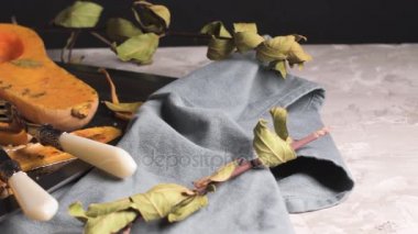 Bir dökme demir tavada rustik kavrulmuş kabak.