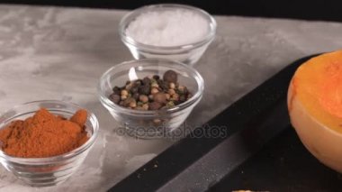 Bir dökme demir tavada rustik kavrulmuş kabak.