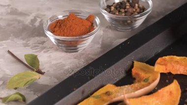 Bir dökme demir tavada rustik kavrulmuş kabak.