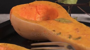 Bir dökme demir tavada rustik kavrulmuş kabak.