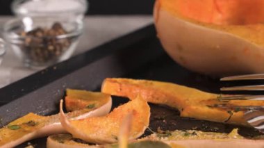 Bir dökme demir tavada rustik kavrulmuş kabak.