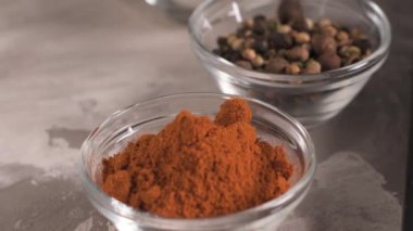 Tuz kristalleri, biber taneleri ve tatlı biber cam kavanozlar yakın çekim dertail.