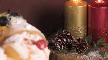 Bolo yapmak Rei veya Kral'ın kek, Noel, Carnavale veya Mardi Gras mevcut ambalaj arka planda ile yapılan
