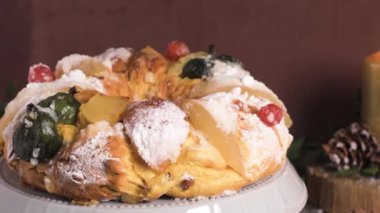 Bolo yapmak Rei veya Kral'ın kek, Noel, Carnavale veya Mardi Gras mevcut ambalaj arka planda ile yapılan