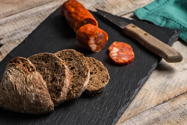 Malzbrot und Chorizo-Scheiben — Stockfoto