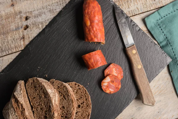 Malzbrot und Chorizo-Scheiben — Stockfoto