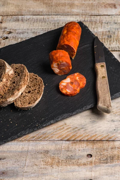 Malzbrot und Chorizo-Scheiben — Stockfoto