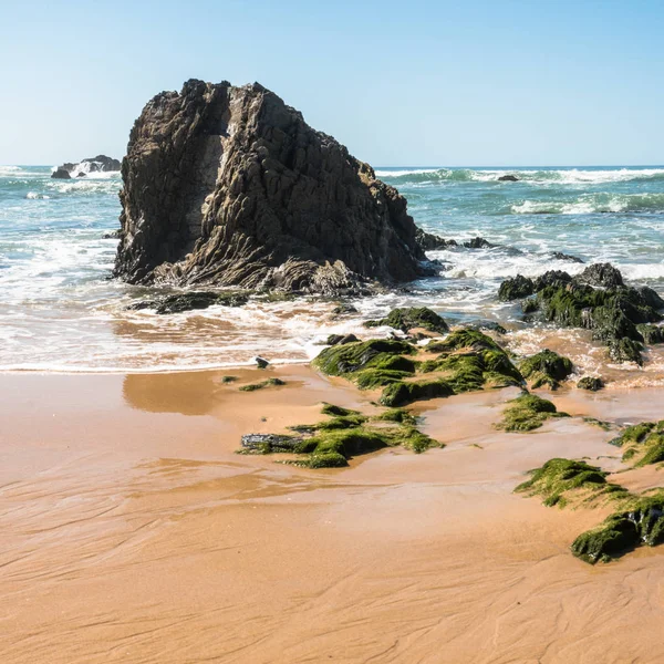 Playa con rocas en Almograve —  Fotos de Stock