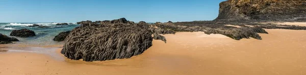 Praia com rochas em Almograve — Fotografia de Stock