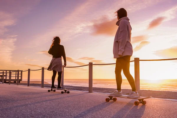 Dvě kamarádky s skateboard — Stock fotografie