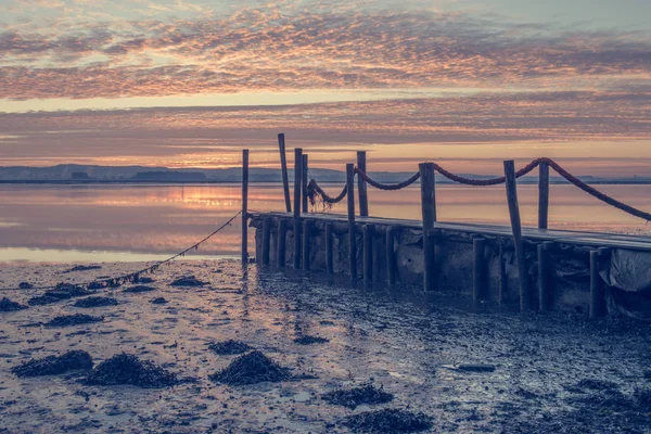 Lever de soleil d'une jetée en bois — Photo