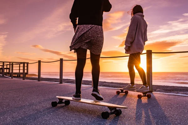 Dvě kamarádky s skateboard — Stock fotografie