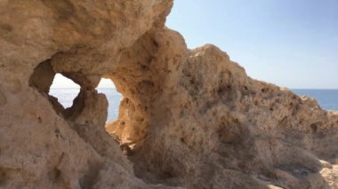 Carvoeiro şehir, Lagoa, Algarve - Portekiz yakınındaki yaz Atlantik Okyanusu kayalık sahil şeridi.