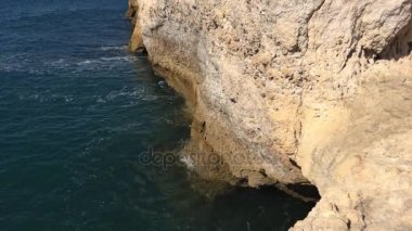Carvoeiro şehir, Lagoa, Algarve - Portekiz yakınındaki yaz Atlantik Okyanusu kayalık sahil şeridi.