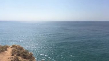 Carvoeiro şehir, Lagoa, Algarve - Portekiz yakınındaki yaz Atlantik Okyanusu kayalık sahil şeridi.