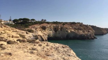 Carvoeiro şehir, Lagoa, Algarve - Portekiz yakınındaki yaz Atlantik Okyanusu kayalık sahil şeridi.