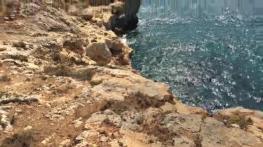 Carvoeiro şehir, Lagoa, Algarve - Portekiz yakınındaki yaz Atlantik Okyanusu kayalık sahil şeridi.