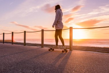 Kız bir kaykay sürme 