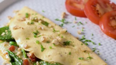 Bir plaka üzerinde sebzeli omlet.