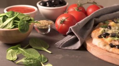 İtalyan pizza tahta masaya servis yakın çekim.