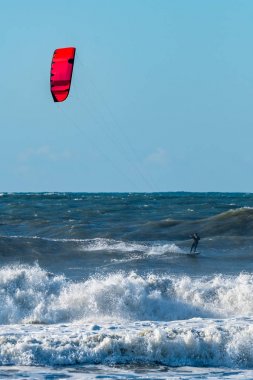 Kitesurfer binme okyanus dalgaları