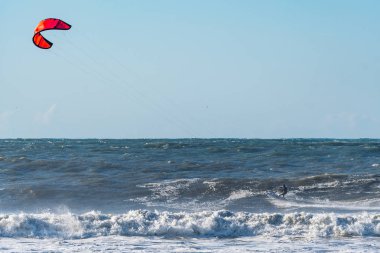 Kitesurfer binme okyanus dalgaları