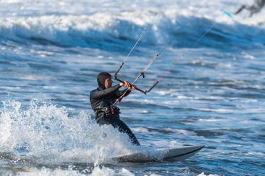Kitesurfer binme okyanus dalgaları