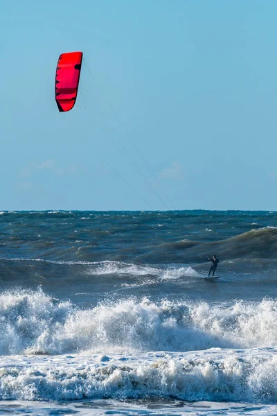 Vlny oceánu Kitesurfer Jezdectví — Stock fotografie