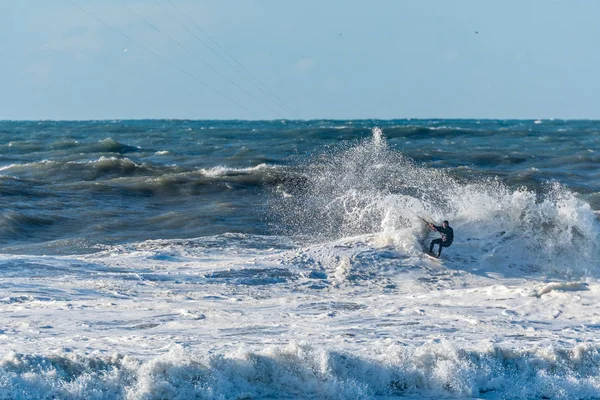 Kitesurfer cabalgando olas del océano —  Fotos de Stock