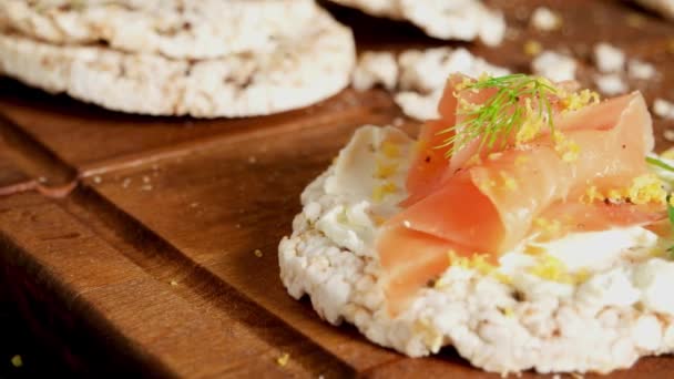 Deliciosas Tostadas Salmón Ahumado Queso Crema Sobre Pan Arroz — Vídeos de Stock