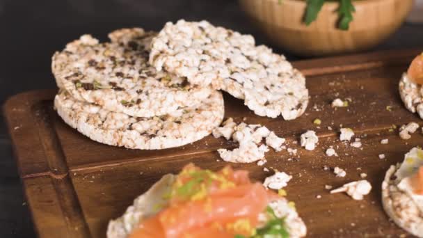 Deliciosas Tostadas Salmón Ahumado Queso Crema Sobre Pan Arroz — Vídeos de Stock