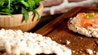 Lezzetli pirinç ekmek tost somon ve krem peynir füme.