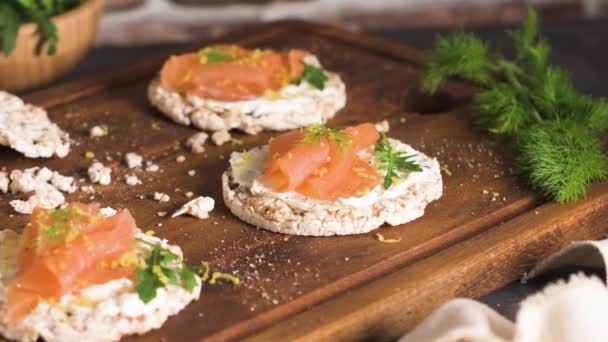 Delicioso Salmão Defumado Creme Queijo Torradas Pão Arroz — Vídeo de Stock