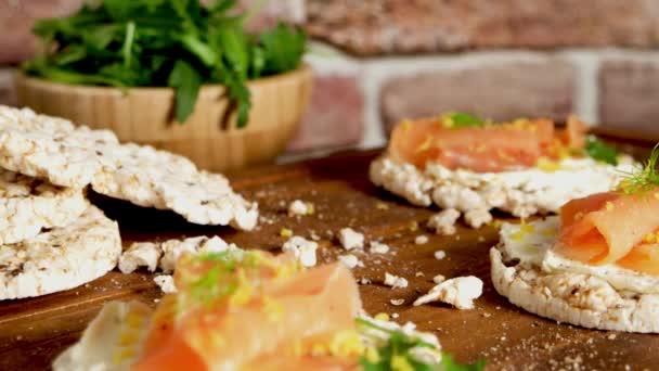 Deliciosas Tostadas Salmón Ahumado Queso Crema Sobre Pan Arroz — Vídeo de stock