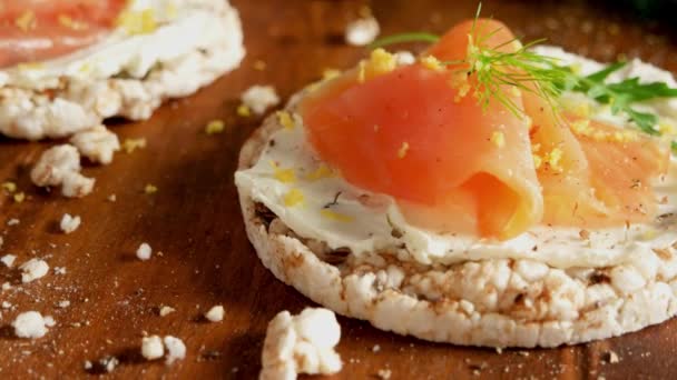 Köstlicher Räucherlachs Und Frischkäse Auf Reisbrot Toasts — Stockvideo