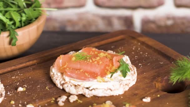 美味熏鲑鱼和奶油干酪在大米面包敬酒 — 图库视频影像