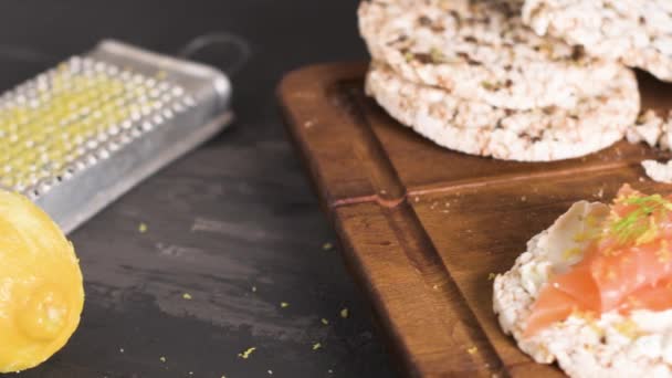 Deliciosas Tostadas Salmón Ahumado Queso Crema Sobre Pan Arroz — Vídeo de stock