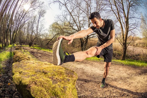 Homme coureur étirement à l'extérieur — Photo