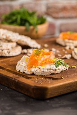 Pirinç ekmek tost somon füme