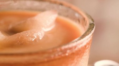 Buzlu kahve masada cam kavanozlara.