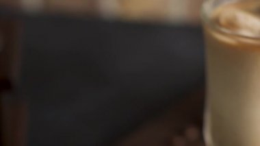 Buzlu kahve masada cam kavanozlara.